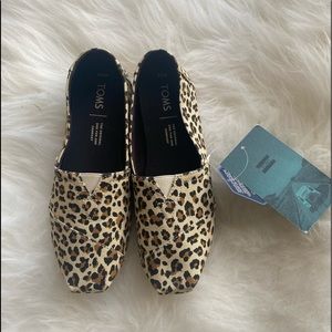 TOMS CHEETAH SLIP ONS SIZE 5.5